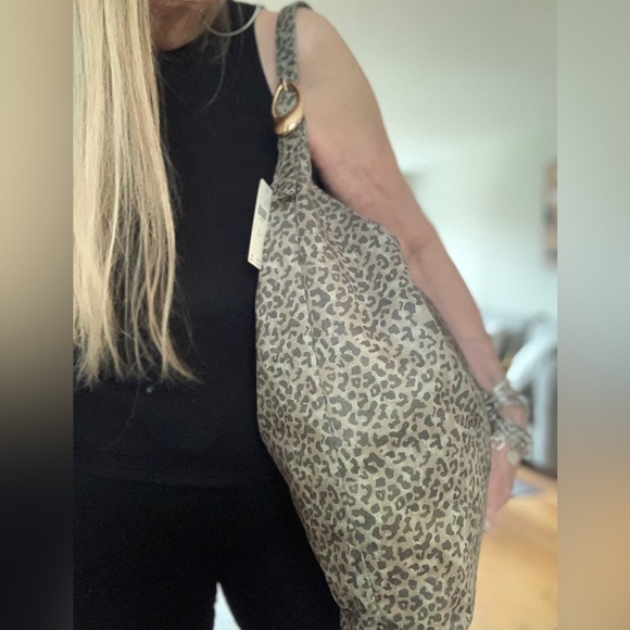 NWT ANTHROPOLOGIE LOVE KNOT SLOUCHY TOTE W/POUCH - Picture 3 of 11